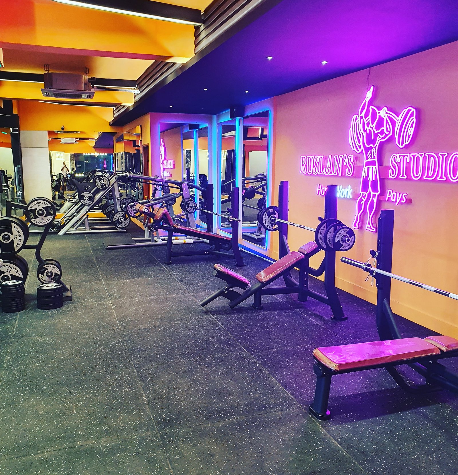 Ruslan’s Studio Dhanmondi